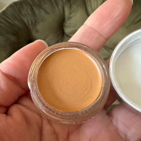 Glossier Stretch Concealer Shade Medium Tan 3 - Picture 7 of 7